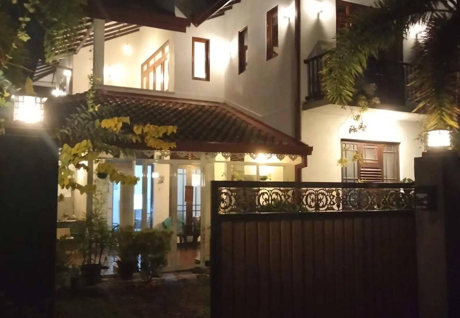 R & R Home Stay contacts